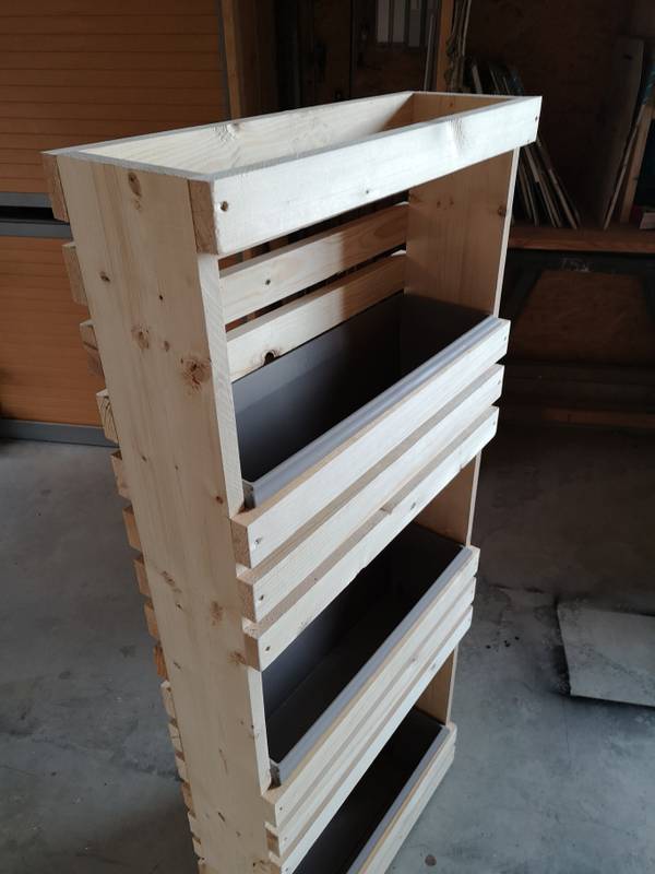 Vue plongeante sur les bacs gris amovibles d'une jardinière étagère en bois brut — fabrication française SNMB Menuiserie Bertin