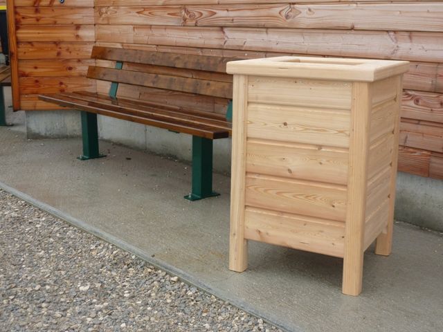 Jardinière elegance en mélèze — SNMB Menuiserie Bertin