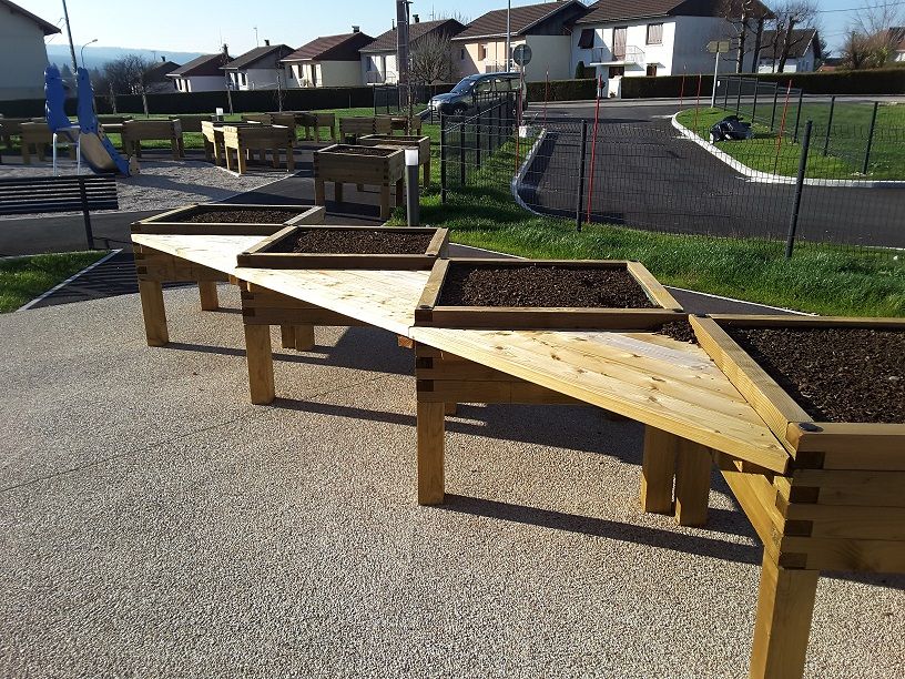 Aménagement extérieur en bois d'un EHPAD à Levier (Doubs) — fabrication française SNMB Menuiserie Bertin