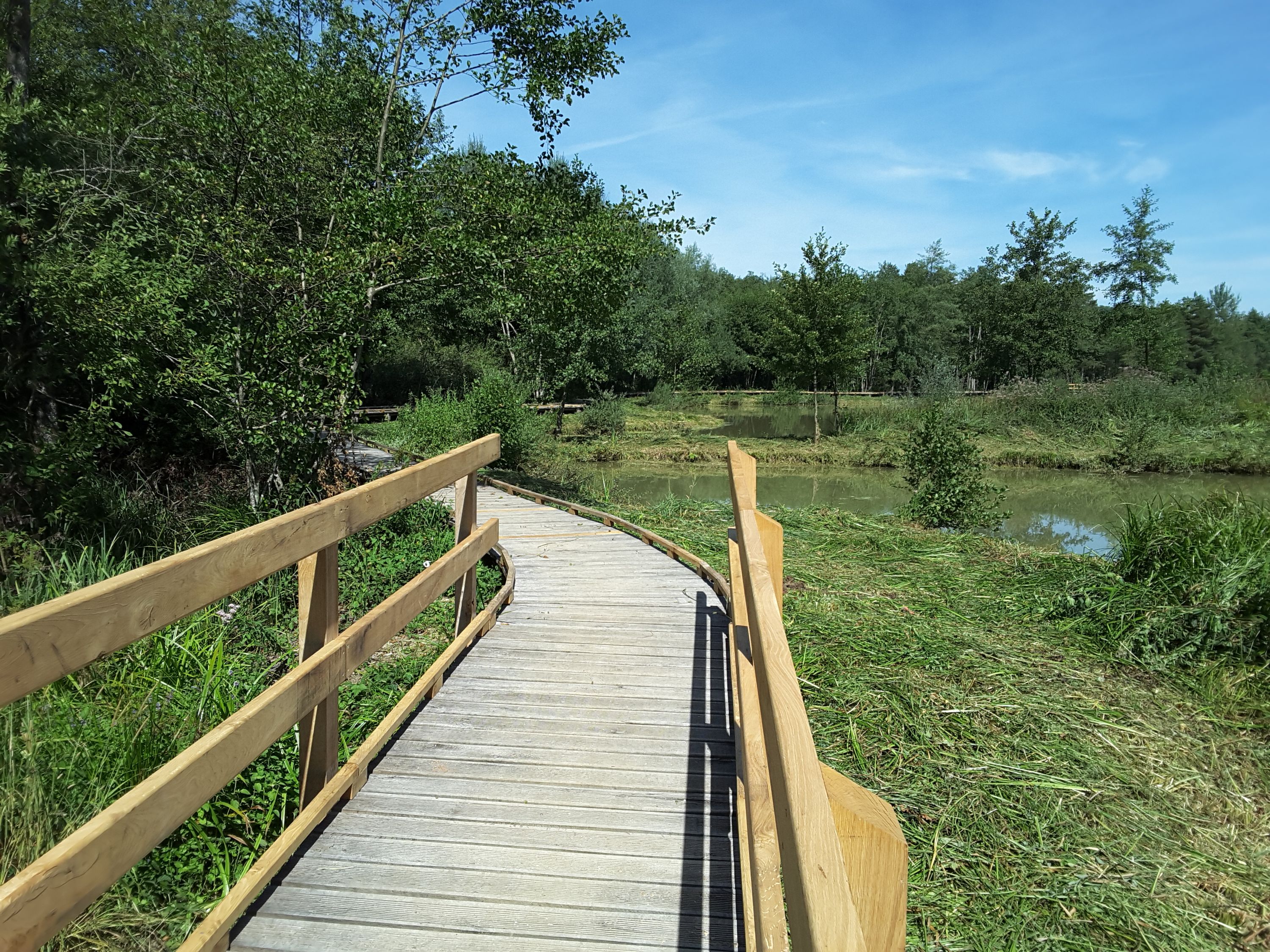 Aménagement bois de l'étang du Breuillez : mobilier et clôtures — fabrication française SNMB Menuiserie Bertin
