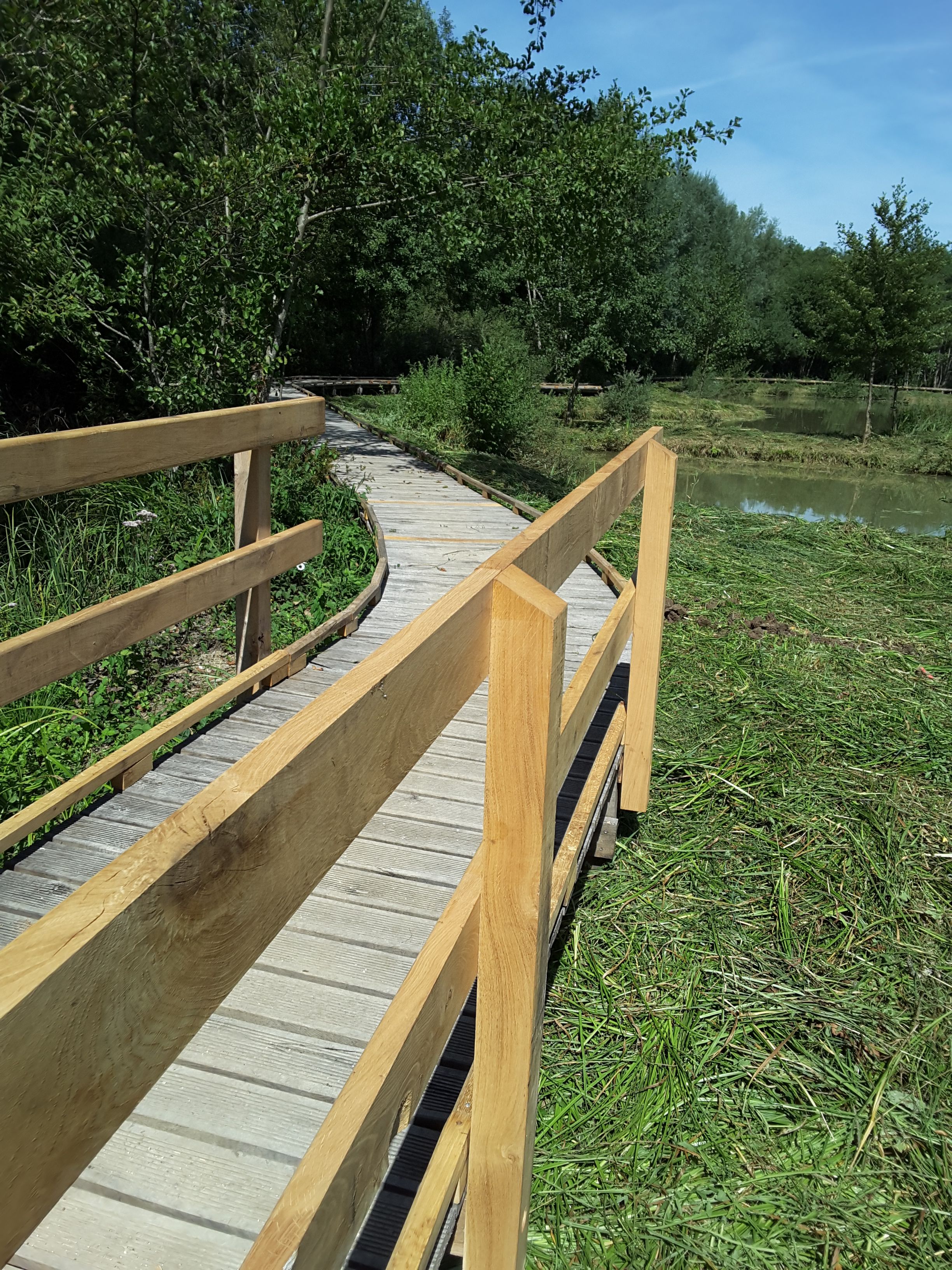 Aménagement bois de l'étang du Breuillez : mobilier et clôtures — fabrication française SNMB Menuiserie Bertin