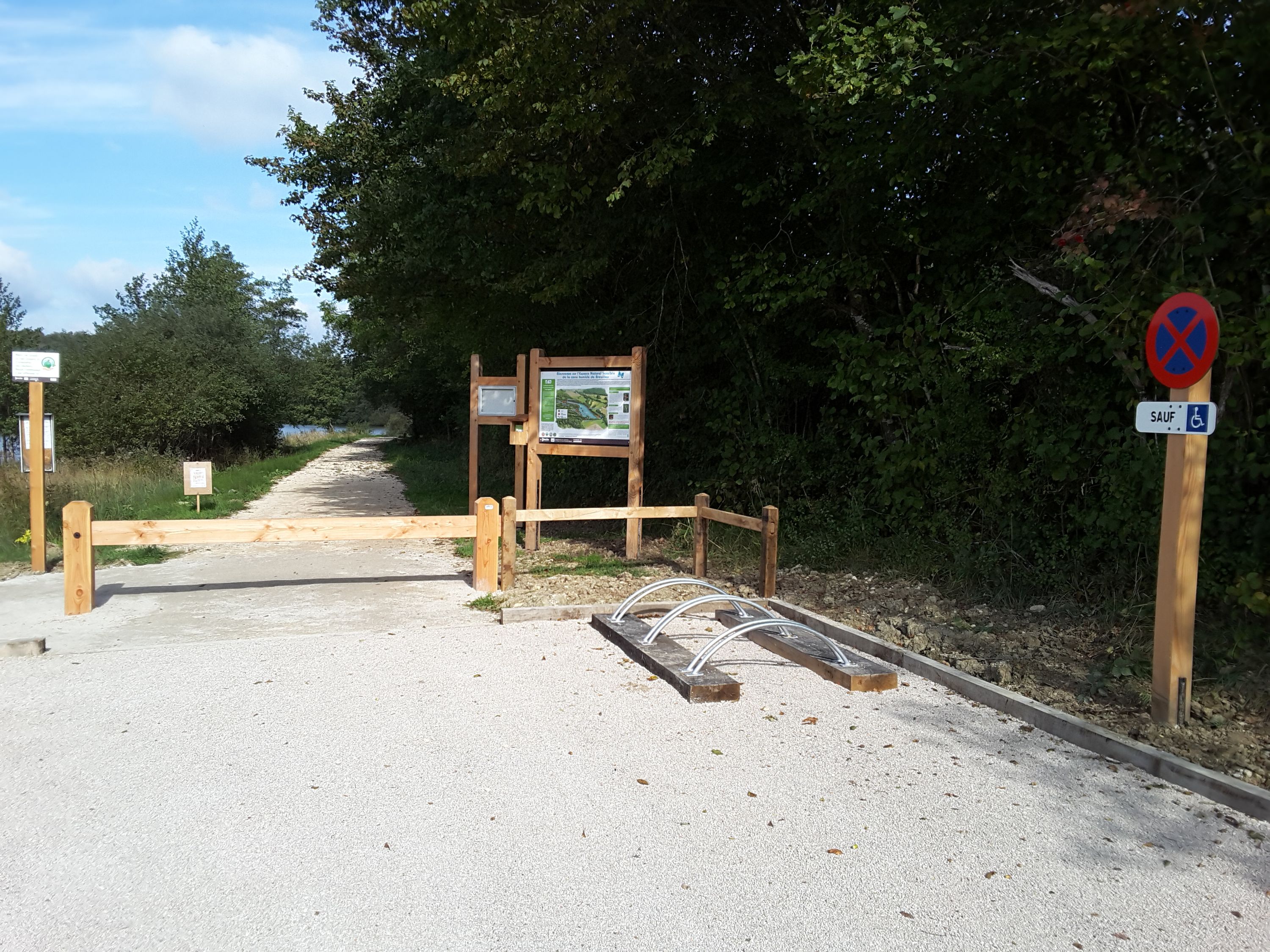Aménagement bois de l'étang du Breuillez : mobilier et clôtures — fabrication française SNMB Menuiserie Bertin