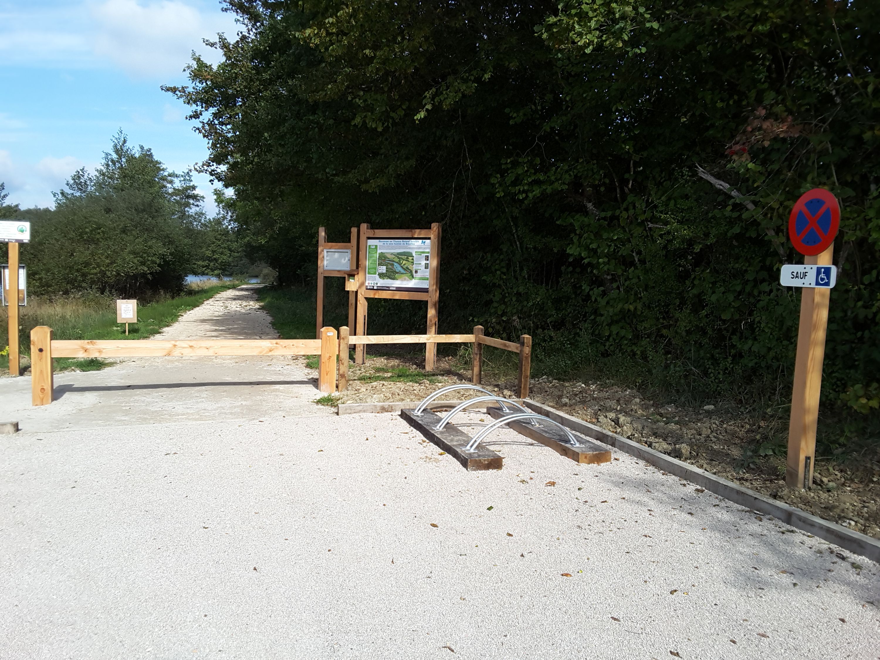 Aménagement bois de l'étang du Breuillez : mobilier et clôtures — fabrication française SNMB Menuiserie Bertin