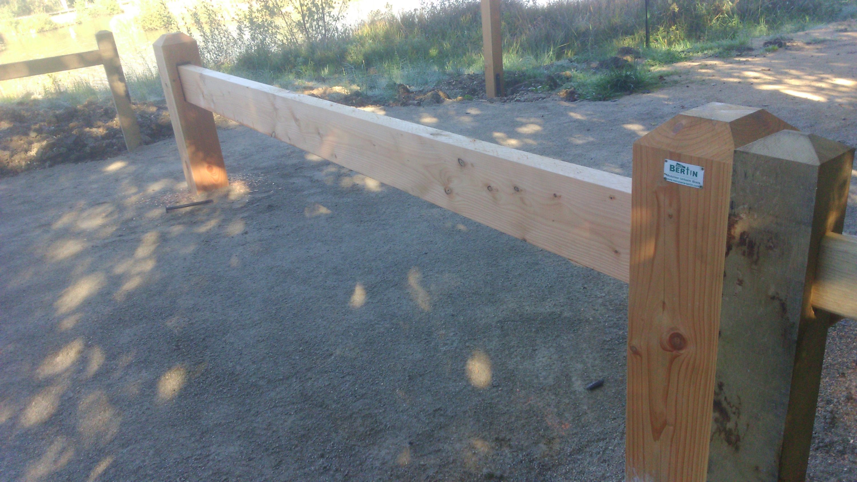 Aménagement bois de l'étang du Breuillez : mobilier et clôtures — fabrication française SNMB Menuiserie Bertin