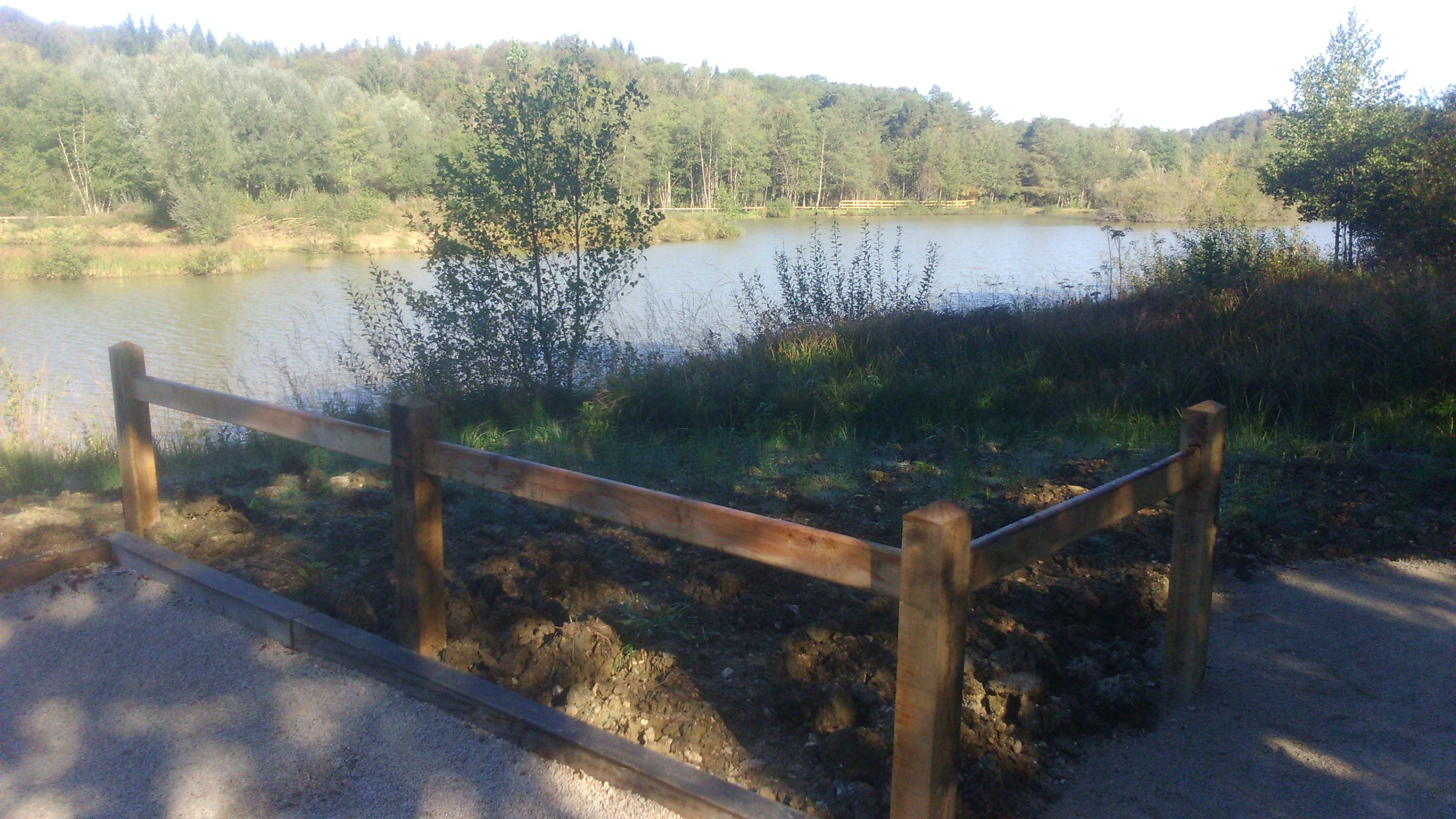 Aménagement bois de l'étang du Breuillez : mobilier et clôtures — fabrication française SNMB Menuiserie Bertin