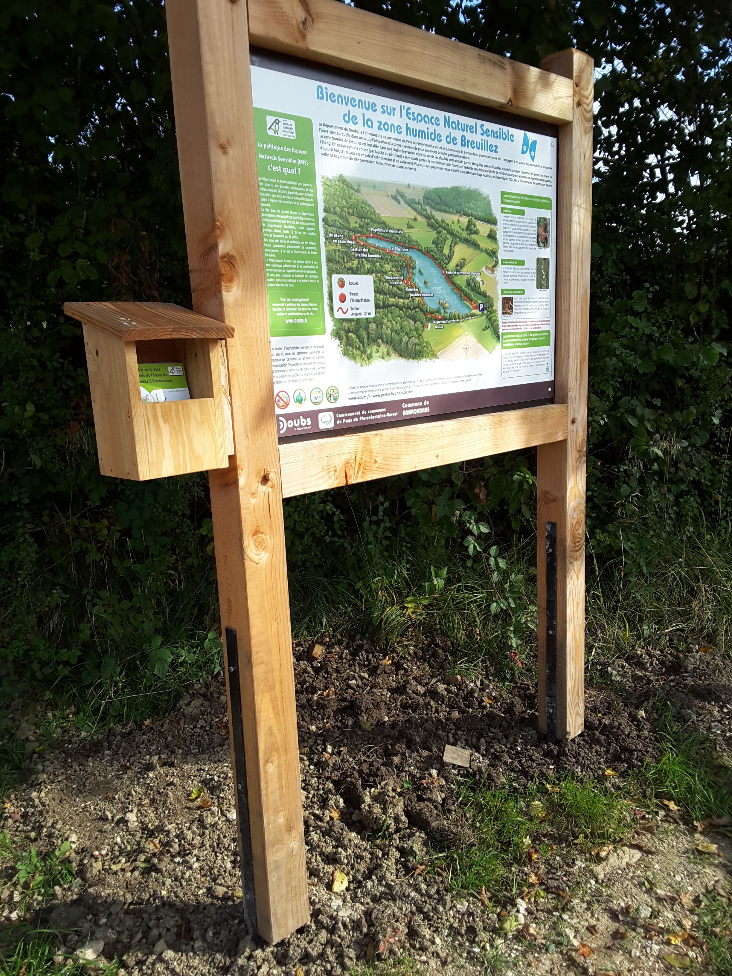 Panneau affichage en douglas et distrib de doc — SNMB Menuiserie Bertin