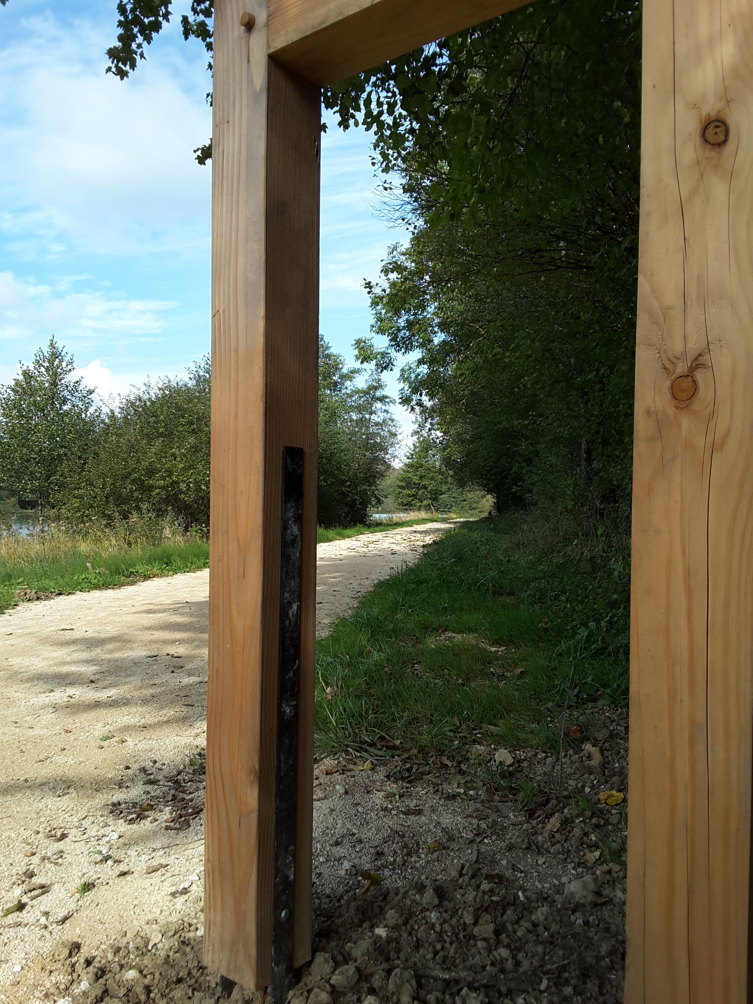 Patte de scellement pour panneau affichage — SNMB Menuiserie Bertin