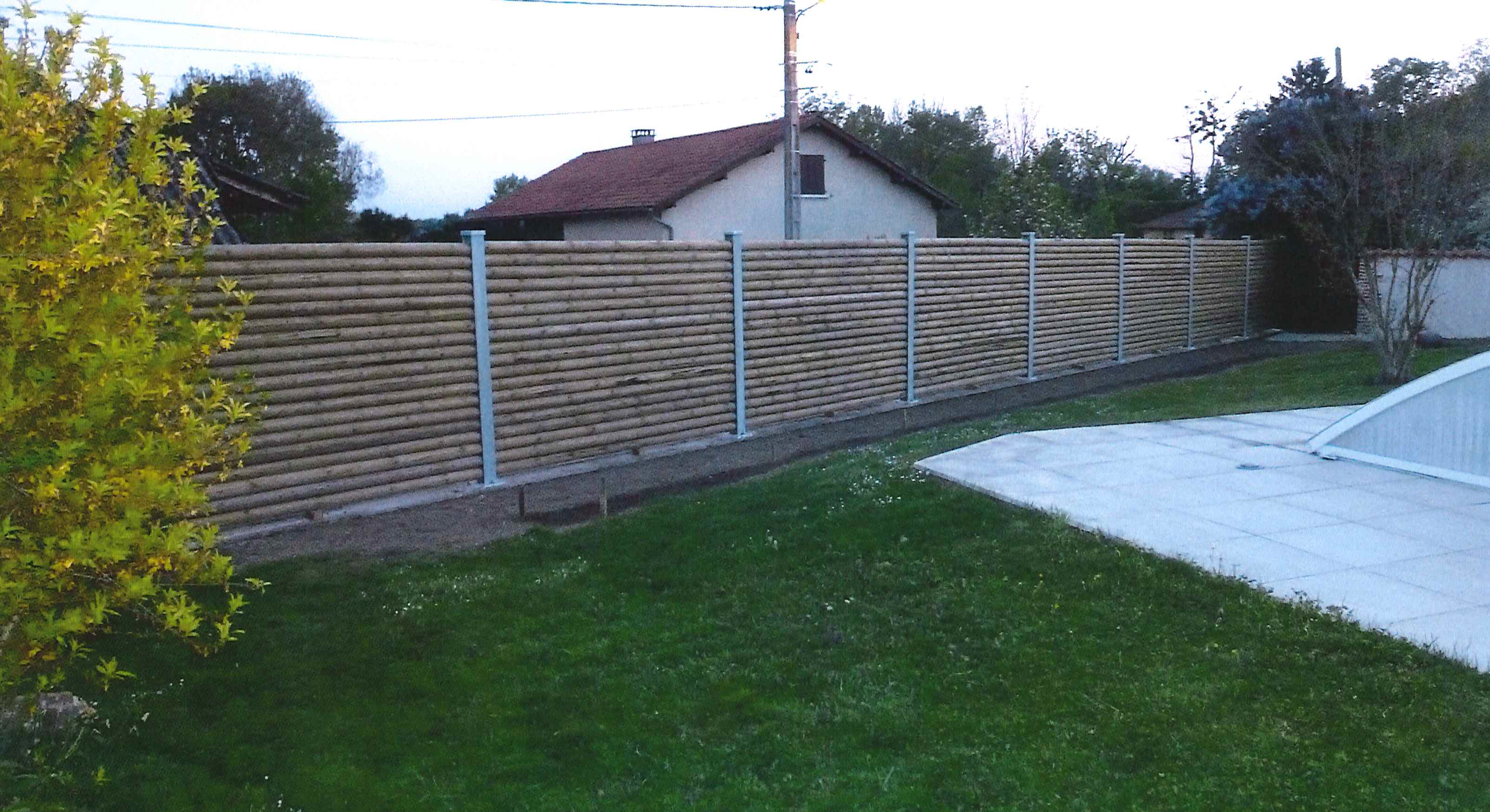 Pare vue rondin entre poteau metal — SNMB Menuiserie Bertin